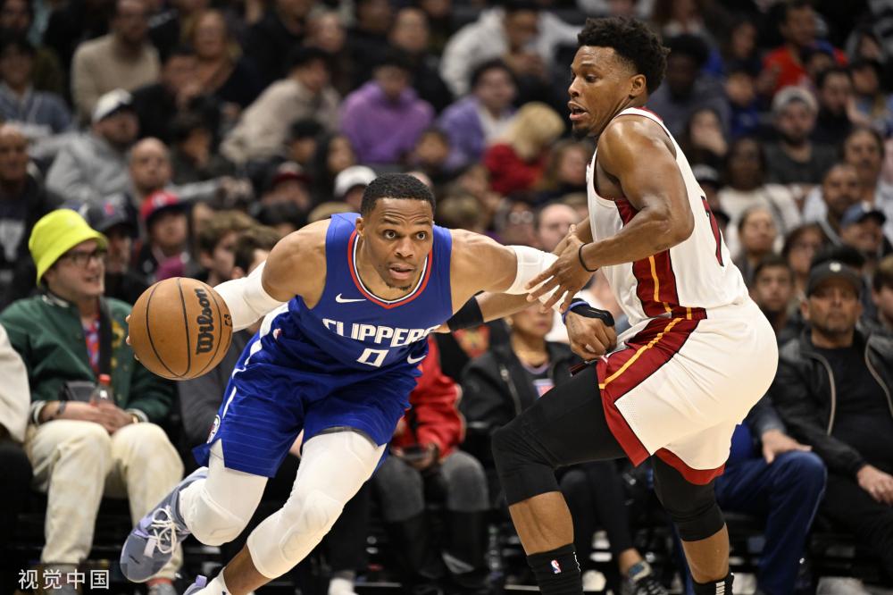 它背后牵动 它背后牵动